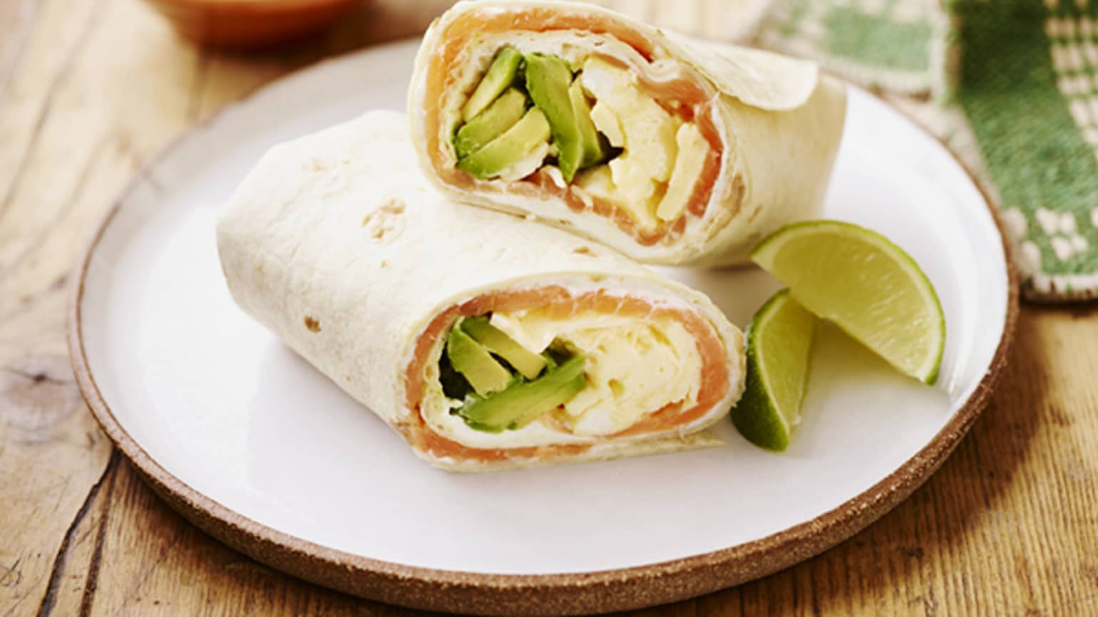 Burritos de salmão fumado, ovo e abacate para o pequeno-almoç